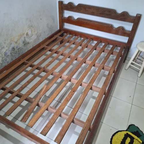 Cama casal de madeira