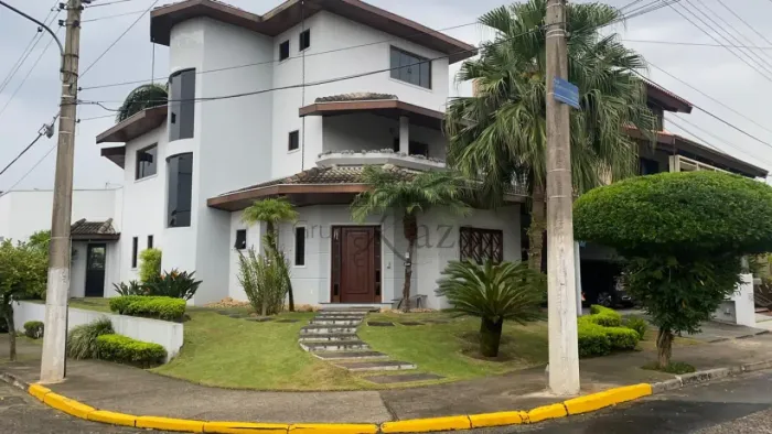 Casa em Condomínio - Jardim das Colinas - 3 Dormitórios - 470m².