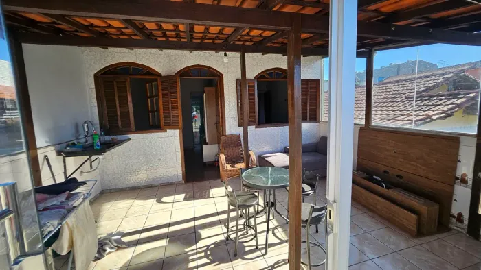 Vendo EXELENTE casa a 600 metros do shopping contagem,3 quartos,2 salas,2 banheiros.