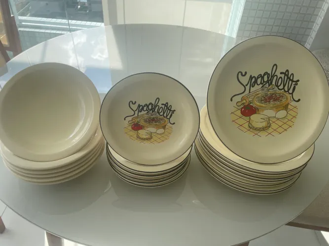 Pratos de Spaghetti , 8 pratos fundo, 6 pratos de sobremesa e 6 pratos de sopa (fundo) 