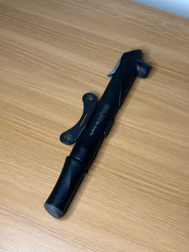 Bomba Giyo para bicicleta com suporte