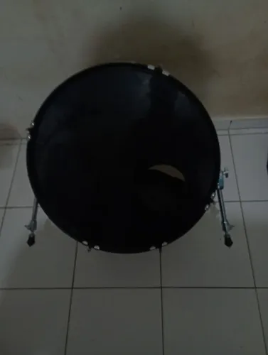 Bumbo Turbo 22" Com Peles Batedeira e Resposta, Com Garras **Faltando Algumas Canoas