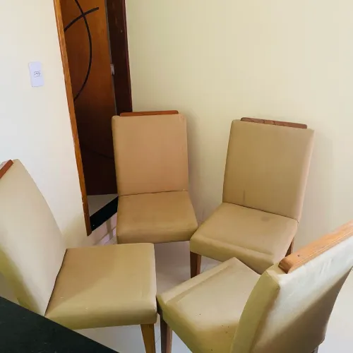 VENDO CONJUNTO DE CADEIRAS MADEIRA