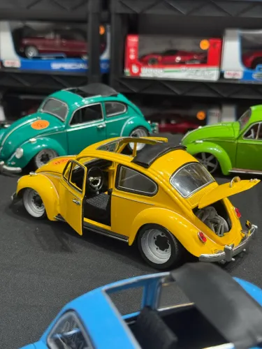Miniatura Volkswagen Fusca Escala 1/18 Rebaixado e com Teto Solar - R$350,00 CADA