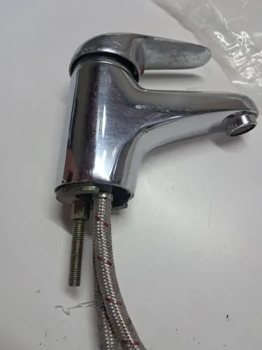 Torneira para lavatório quente e fria