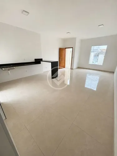 Casa 2 dorm com suíte, quintal e ambientes integrados no Jardim Continental II em Taubaté 
