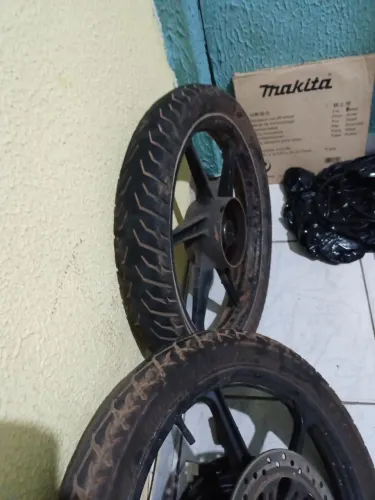 Vendo rodas de liga leve pra moto com pneus 