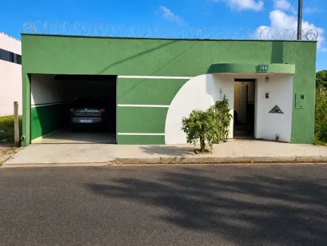 Oportunidade no Segismundo Pereira: Casa Espaçosa com Quintal de 300m²!