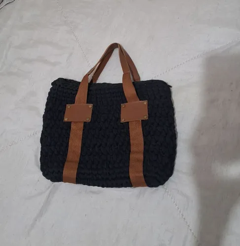 Bolsa de mão preta tricô - feita a mão