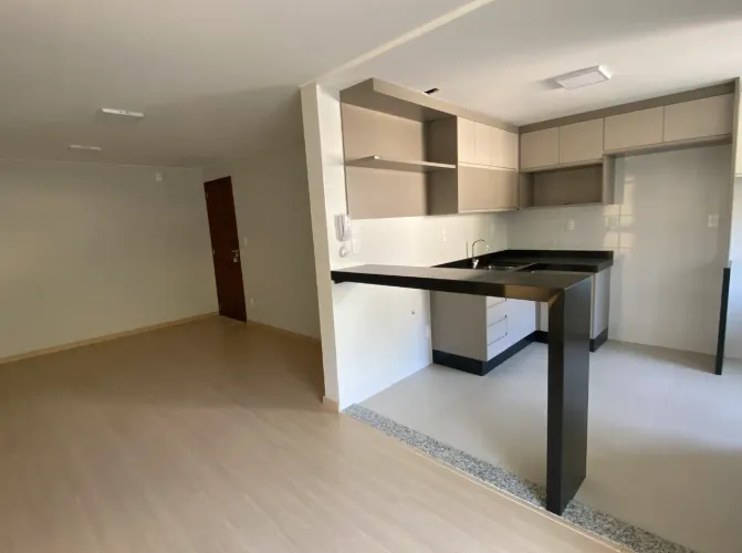 APARTAMENTO COM 2 DORMITÓRIOS (1 SUÍTE), 1 VAGA, 77M² ÁREA CONSTRUÍDA À LOCAÇÃO EM CENTRO