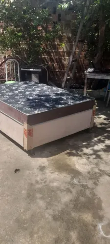 Vende-se essa cama box casal 