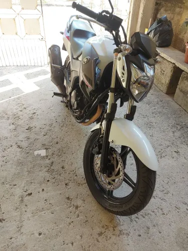 Moto fazer 250 muito nova vale a pena conferir.