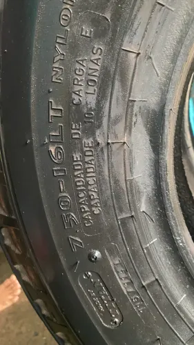 Vendo 2 pneus 7.50/16