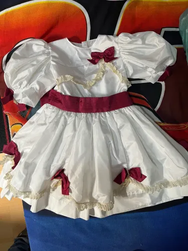 Vestido infantil branco e vinho