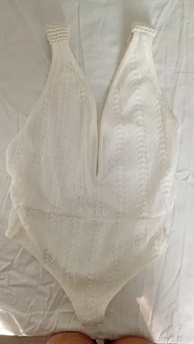 Body branco cintilante, sensual, Rosa Chá. Lindo