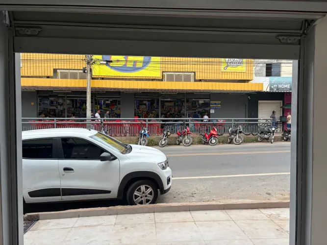Loja em Avenida Movimentada em frente Supermercado