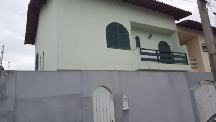 Casa Duplex na Imbetiba com 3 quartos com suíte para Locação .