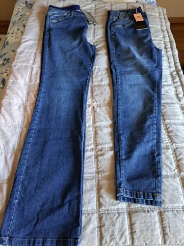 2 calças jeans novas da marca Claudia Rabelo (1 flare e 1 legging ) tamanho 42 e 4