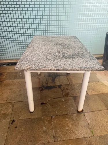 Mesa com tampo de granito 