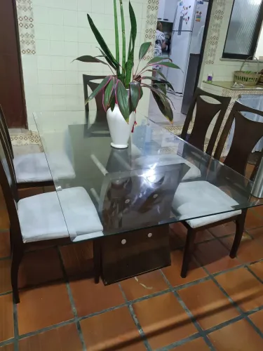 Mesa em madeira com tampa de vidro e seis cadeiras, Casa de Móveis 