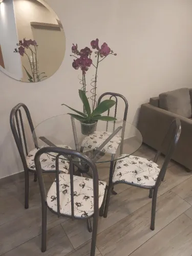 Conjunto semi-novo mesa de jantar redonda de vidro com 4 cadeiras
