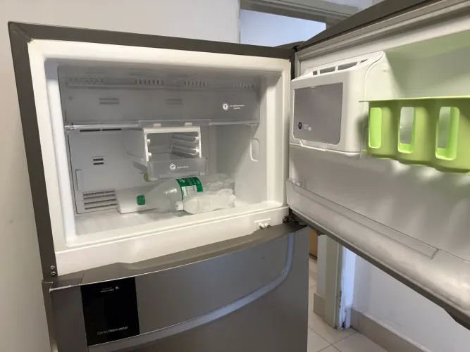 Vendo Geladeira inox em ótimo estado