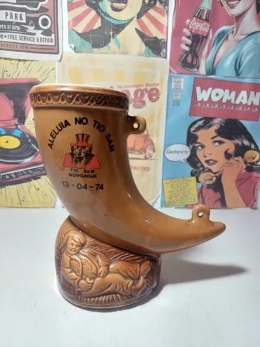 Caneca comemorativa de porcelana em formato de cornucópia 1972