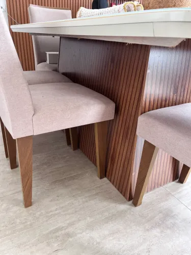 Vendo mesa de jantar com 6 cadeiras