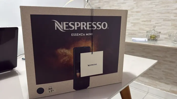 cafeteira Nespresso Essenza Mini, preta e Kraft. $380