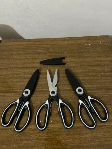 Tesoura multiuso (ideal para picar frango) ótimo acabamento,muito reforçada