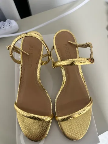 Vendo sandália dourada da Arezzo