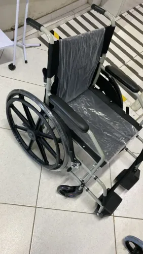 Vendo cadeira de rodas nova