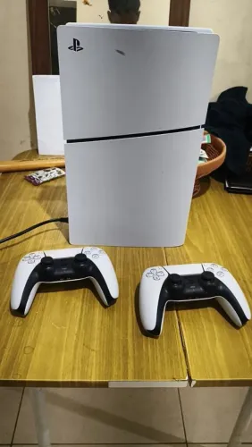 PS5 Muito Novo 1 ano de jogos grátis assinado.