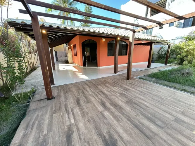 LOCAÇÃO | Casa 3 Quartos com Suíte na Praia do Flamengo | Área Gourmet | Terreno 570 m²