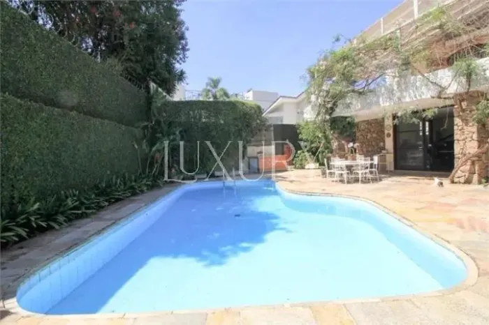Casa com 580 m², 4 quartos sendo 2 suítes à venda no bairro Vila Ida.