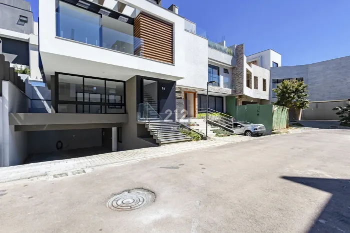 CASA EM CONDOMÍNIO FECHADO COM EXCELENTE ACABAMENTO, RECÉM FINALIZADA E PRONTA PARA MORAR.