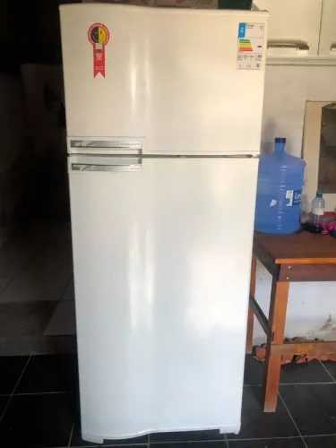 Geladeira com defeito para consertar ou retirar peças!