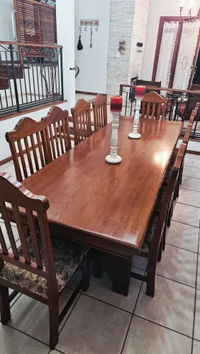 Mesa de jantar 10 lugares em madeira