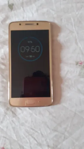 Vende-se um celular Motorola G5 por 300 