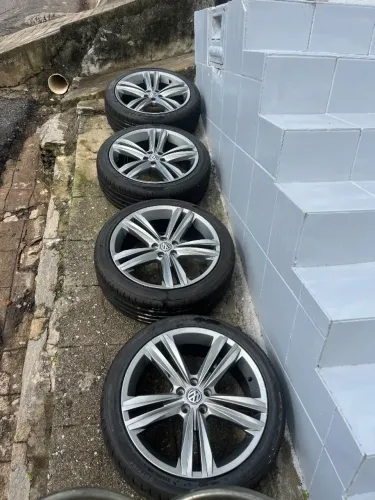 Rodas aro 18 furacão 5/100 da tiguan com pneus 215/45/18 em estado de novo.