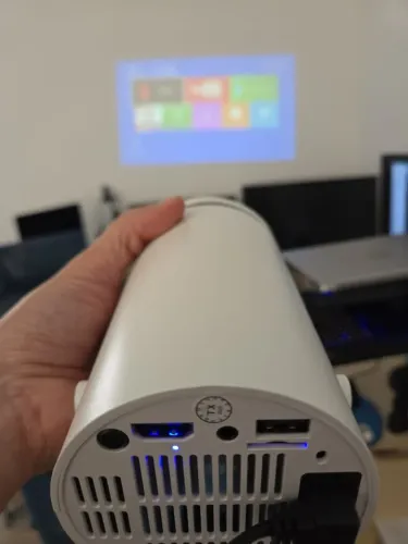 Projetor portátil com controle - funcionando perfeito - ideal para filmes