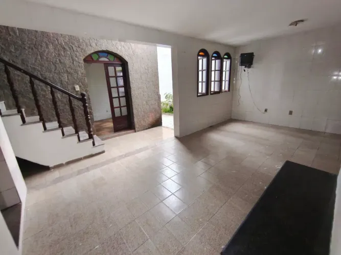 Casarão com 4 quartos sendo 1 suíte e 4 vagas garagem, Centro - Macaé - RJ