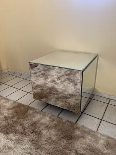 Mesa de centro espelhada quadrada.