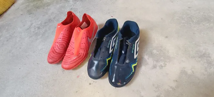 Duas chuteiras( Nike e umbro )