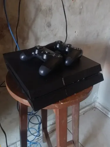 PS4 com GTA V e FC 26