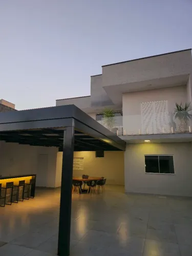 Sobrado amplo com 200m² de terreno e 180m² de construção.
