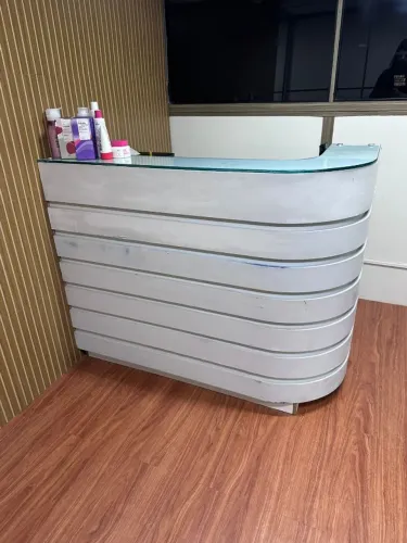 Balcão de Recepção Curvo com Tampo de Vidro - Ideal para Salão, Clínica ou Escritório