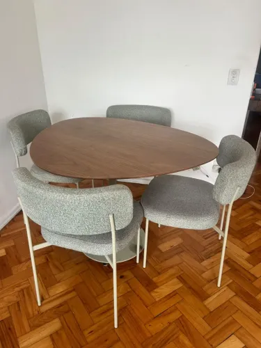 Mesa de jantar orgânica WESTWING + 4 cadeiras
