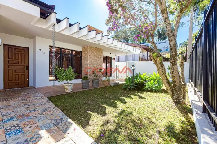 Casa com 3 quartos e 6 vagas para aluguel no Água Verde