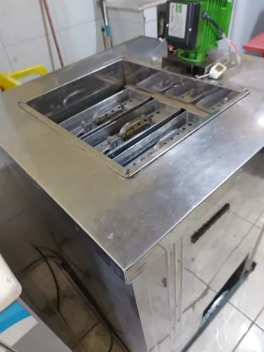 Máquina de Picolé 3 formas completa com extratores e alinhador de palitos